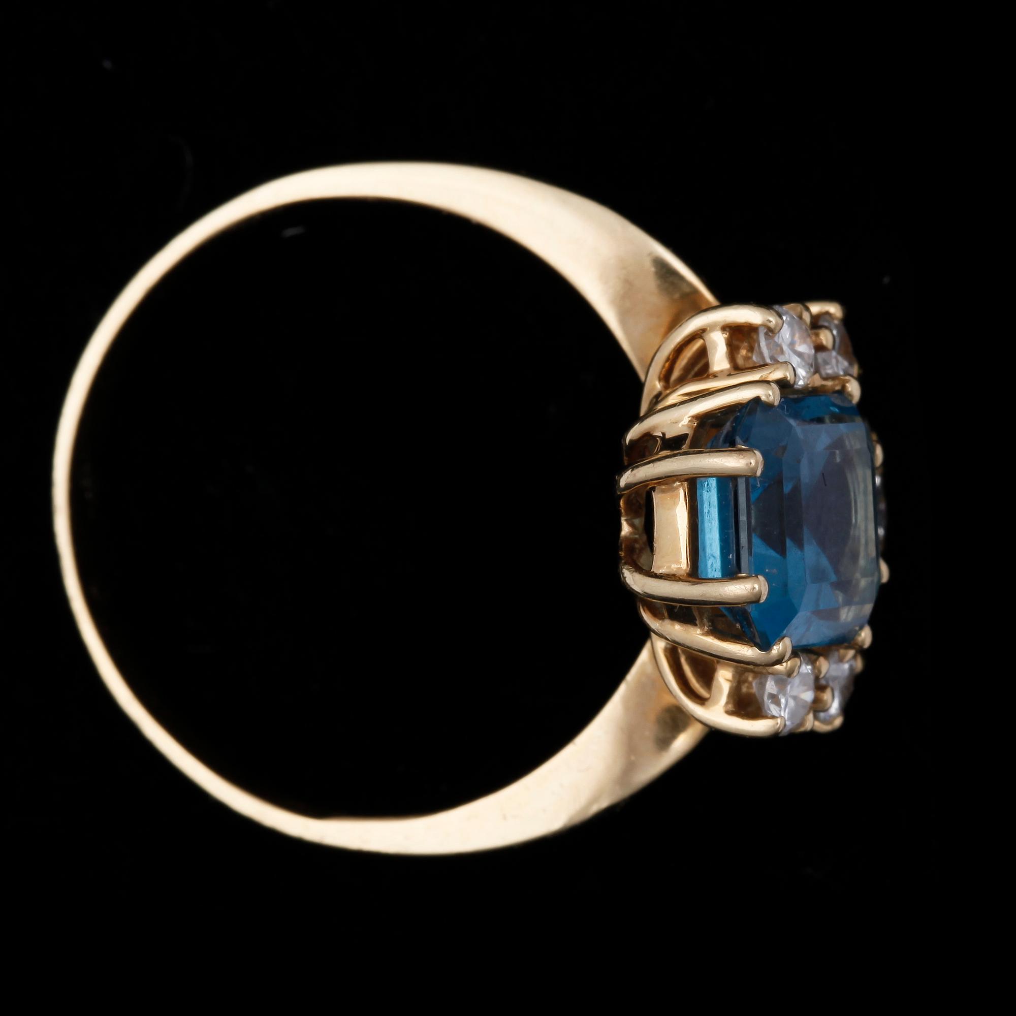 RING, 18k guld med blå topas och briljantslipade diamanter totalt ca 0,30 ct. Vikt ca 3,8 gram.