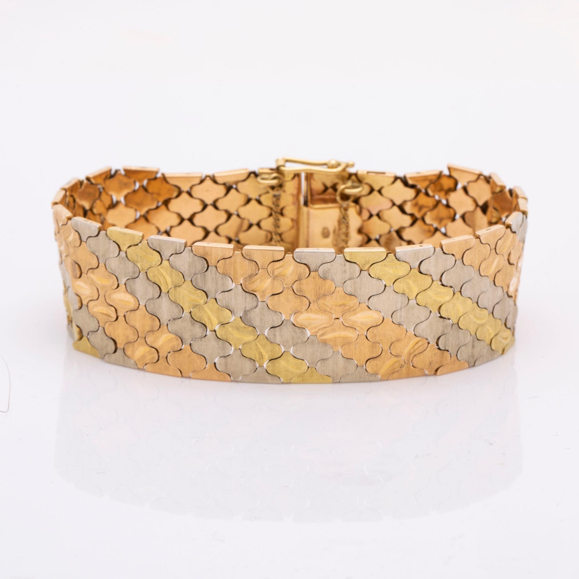 A trois couleurs 18K gold bracelet weight 59,4 gram.
