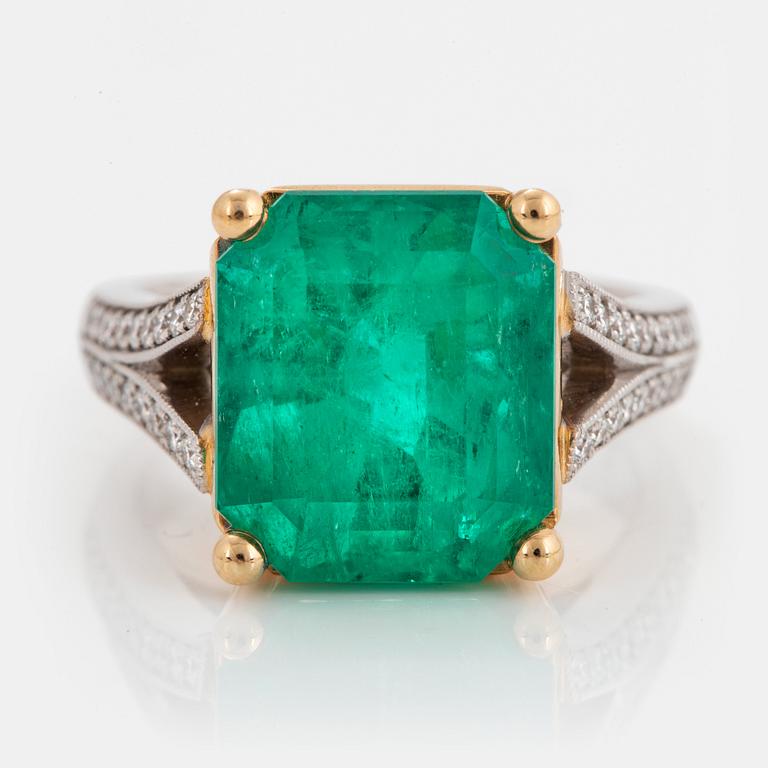 An 18K gold ring set with a Colombian emerald 8.10 cts.