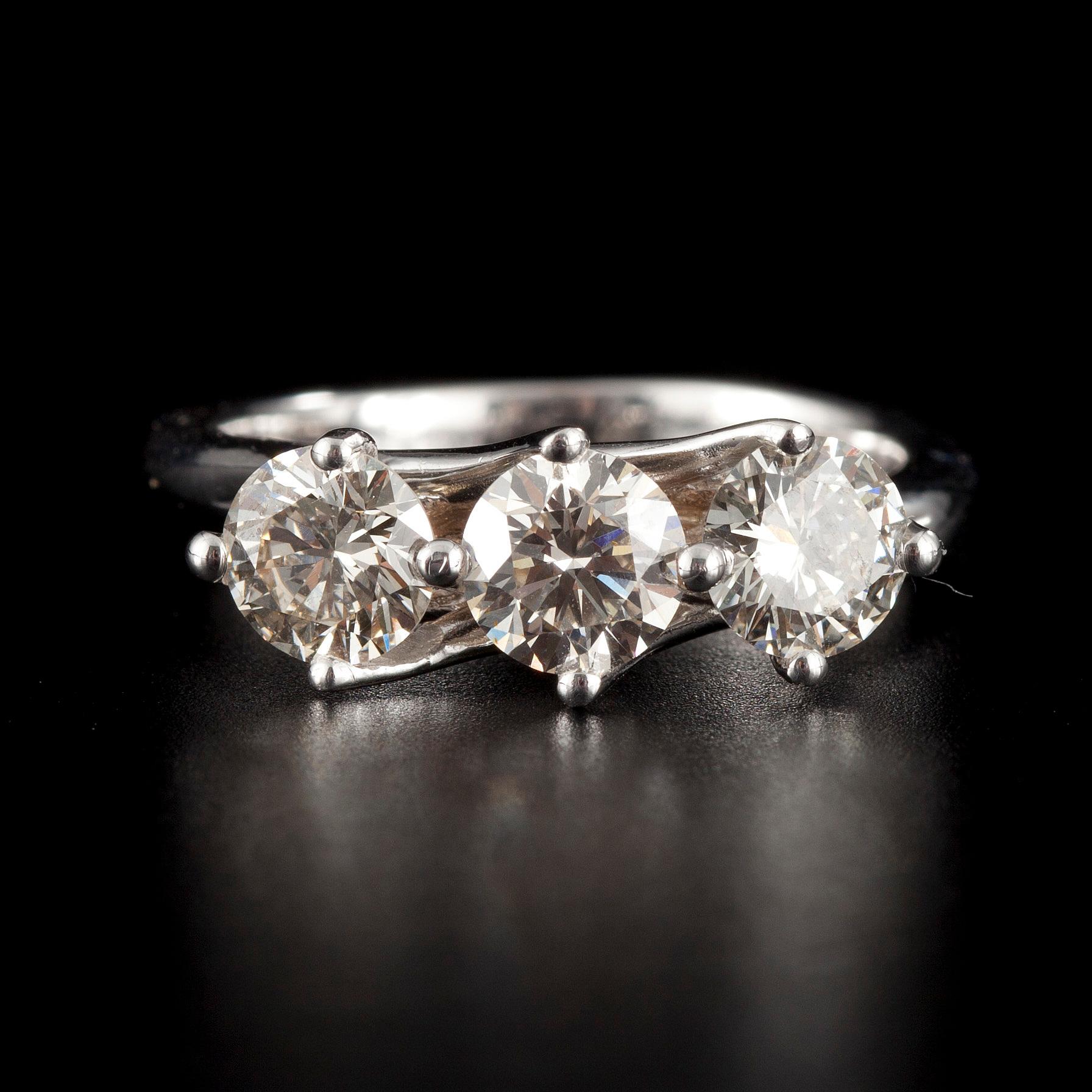 RING, vitguld 14k vitguld med 3 briljantslipade diamanter, totalt 1.75 ct. Vikt 5 g.
