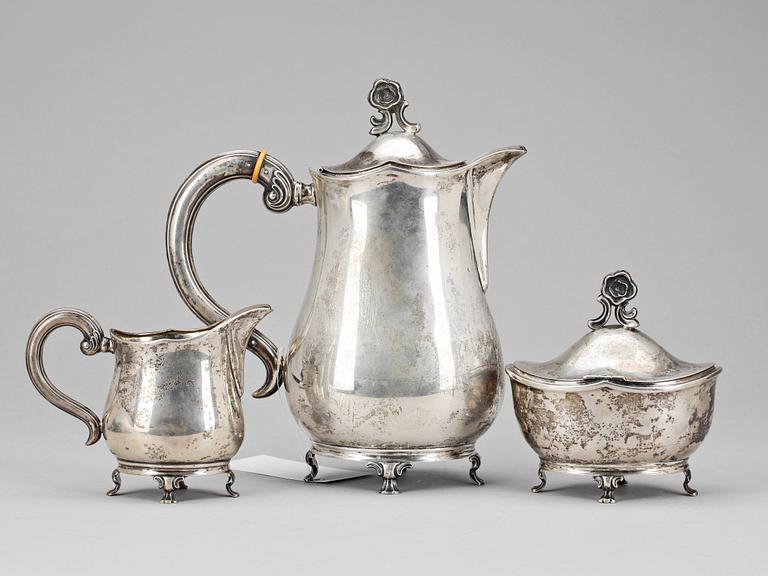 KAFFESERVIS, 3 delar, silver, Carl Gustaf Hallberg (1864-1961) Stockholm 1929-1935. Tot vikt ca 930g.