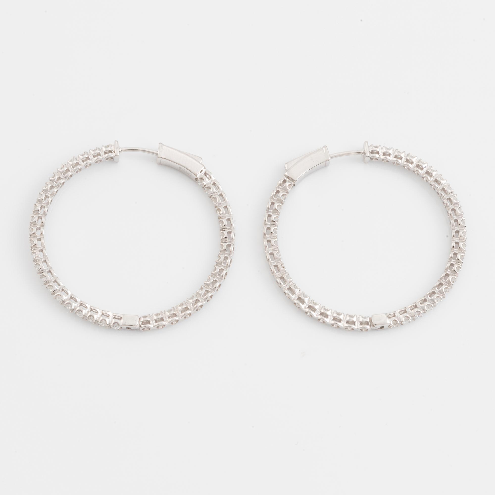 Örhängen kreoler med briljantslipade diamanter.