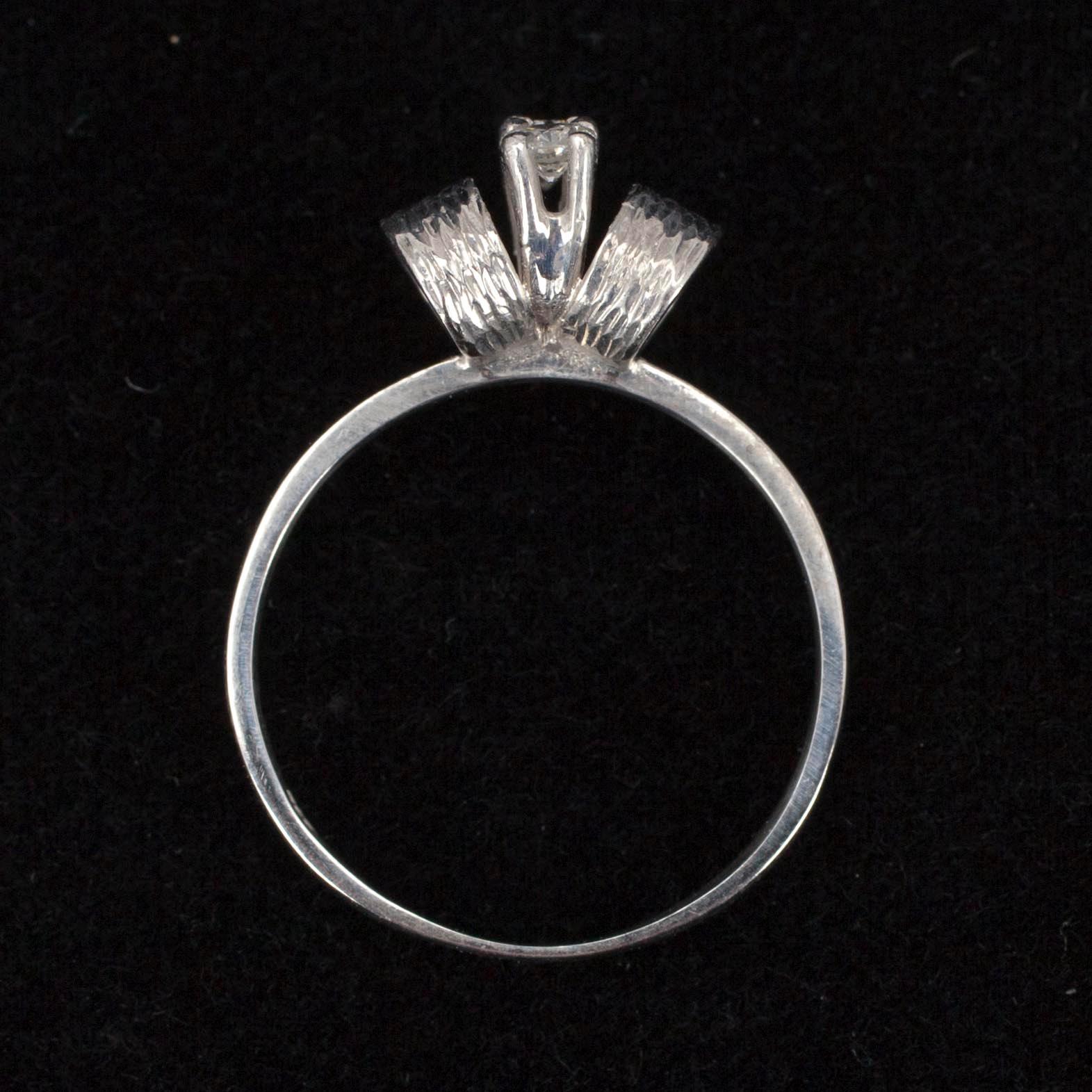 RING, vitguld 14K samt diamanter tot. ca 0,24 ct. Tot. vikt ca 3,5 g.