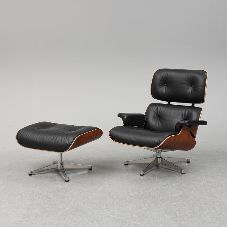 CHARLES & RAY EAMES, fåtölj med fotpall,  "Lounge Chair", Vitra, 2010-tal.