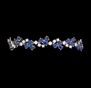 958. A blue sapphire, tot. 16.70 cts, and brilliant cut diamond bracelet, tot. 3.60 cts, 1980's.