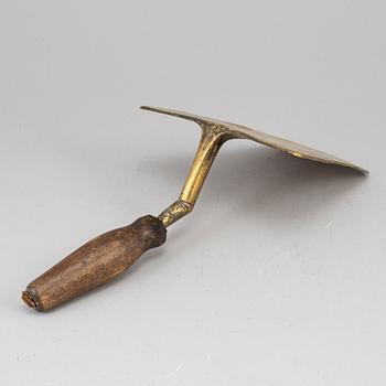 SPATEL, brons och trä, 1800-tal.