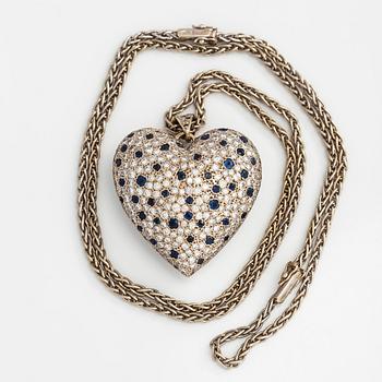 Necklace, 18K white gold with a large heart pendant set with sapphires and diamonds. With Italian and Finnish hallmarks.