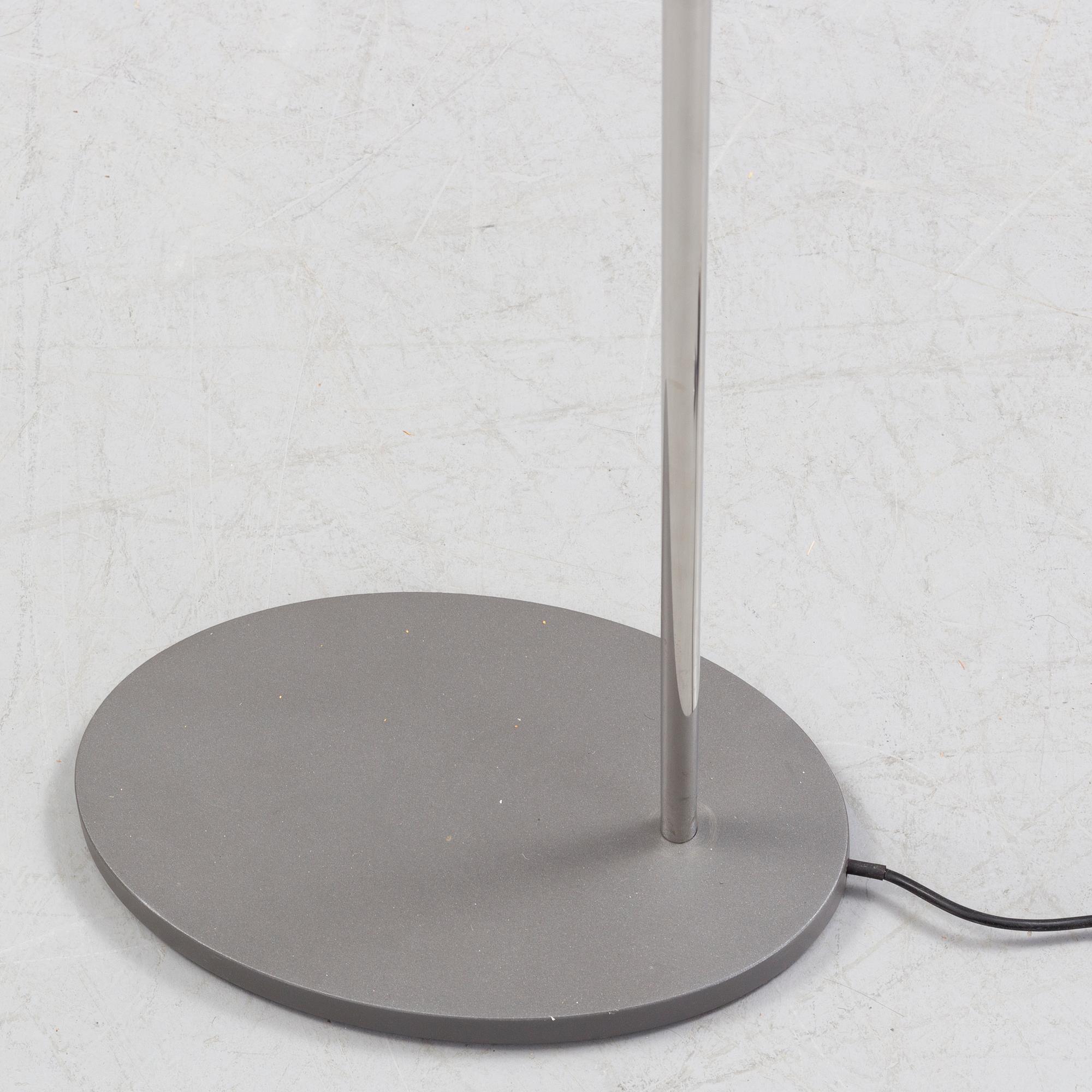 ARNE JACOBSEN, golvlampa "28710 Royal", för Louis Poulsen, Danmark, 1900-talets slut.