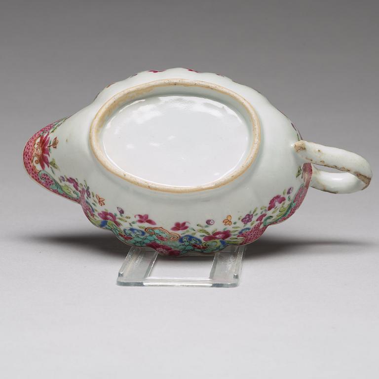 A pair of export porcelain famille rose sauce boats, Qing dynasty, 18th century.