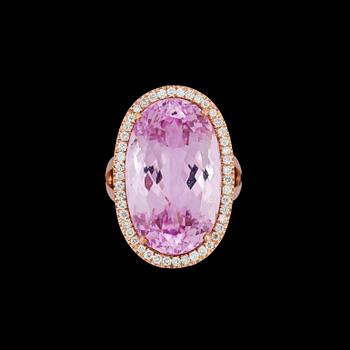 986. A large kunzite, 30.95 cts, and brilliant cut diamond ring, tot. 1.12 cts.