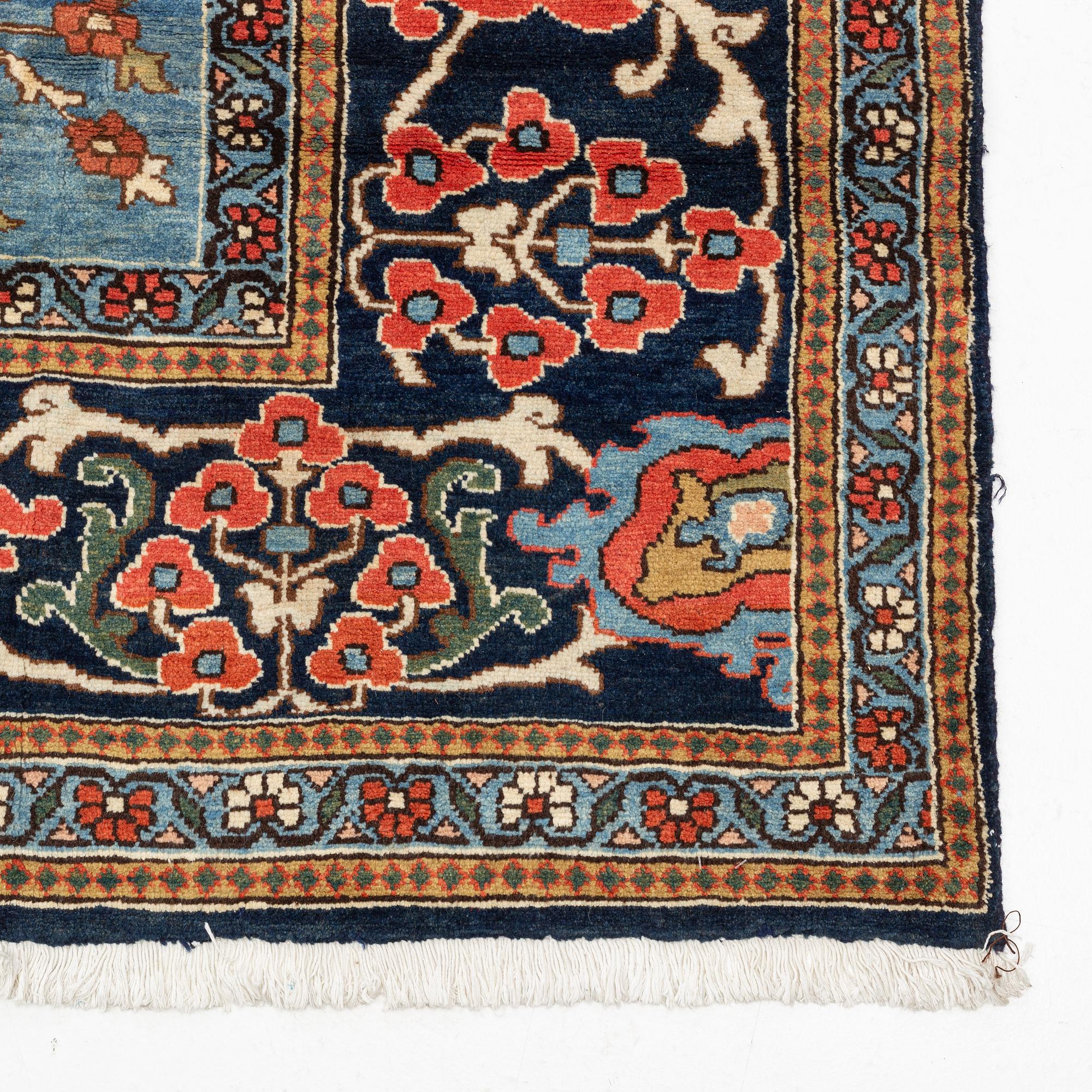 A carpet, semi-antique Heriz, ca 464 x 358 cm.