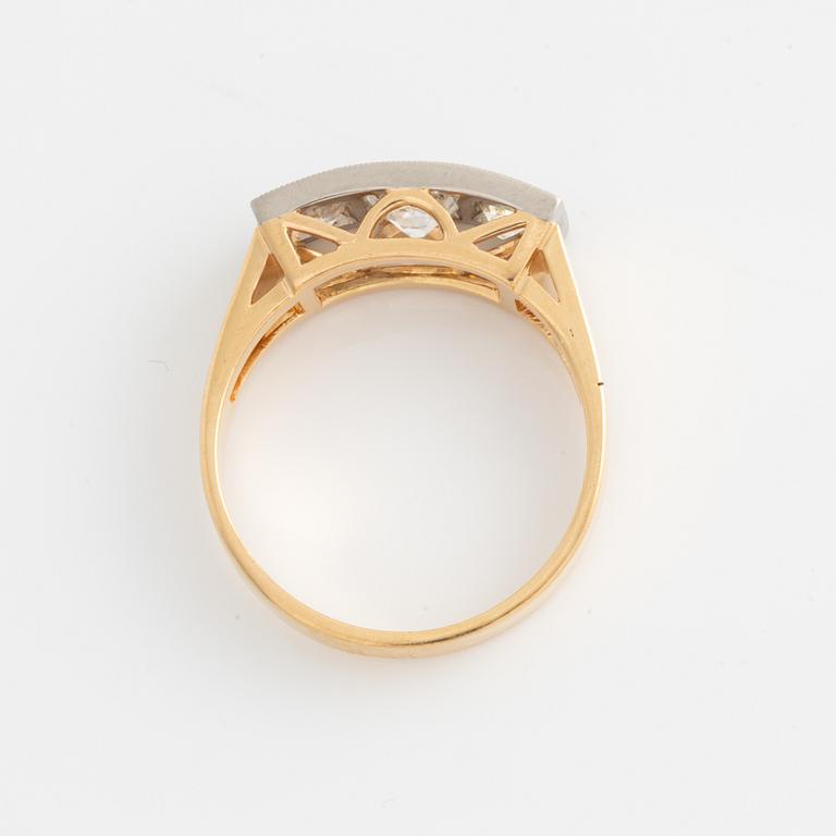 Ring in 18K gold with old-cut diamonds.