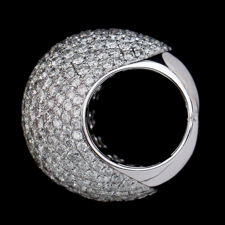 A brilliant-cut diamond ring. Total carat weight 12.45 cts.