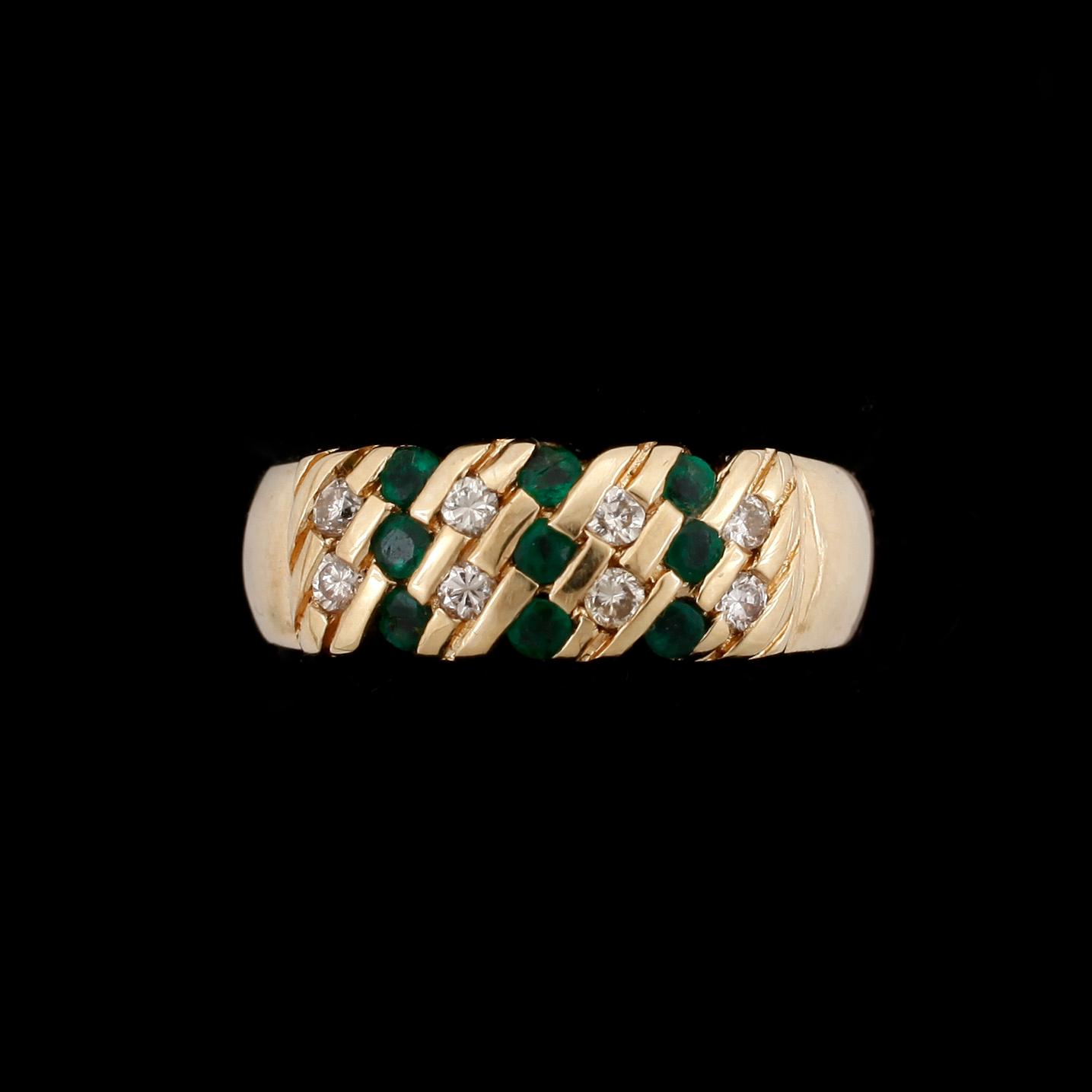 RING, 18k guld med smaragder och diamanter tot ca0,22ct. Vikt 4,8g.