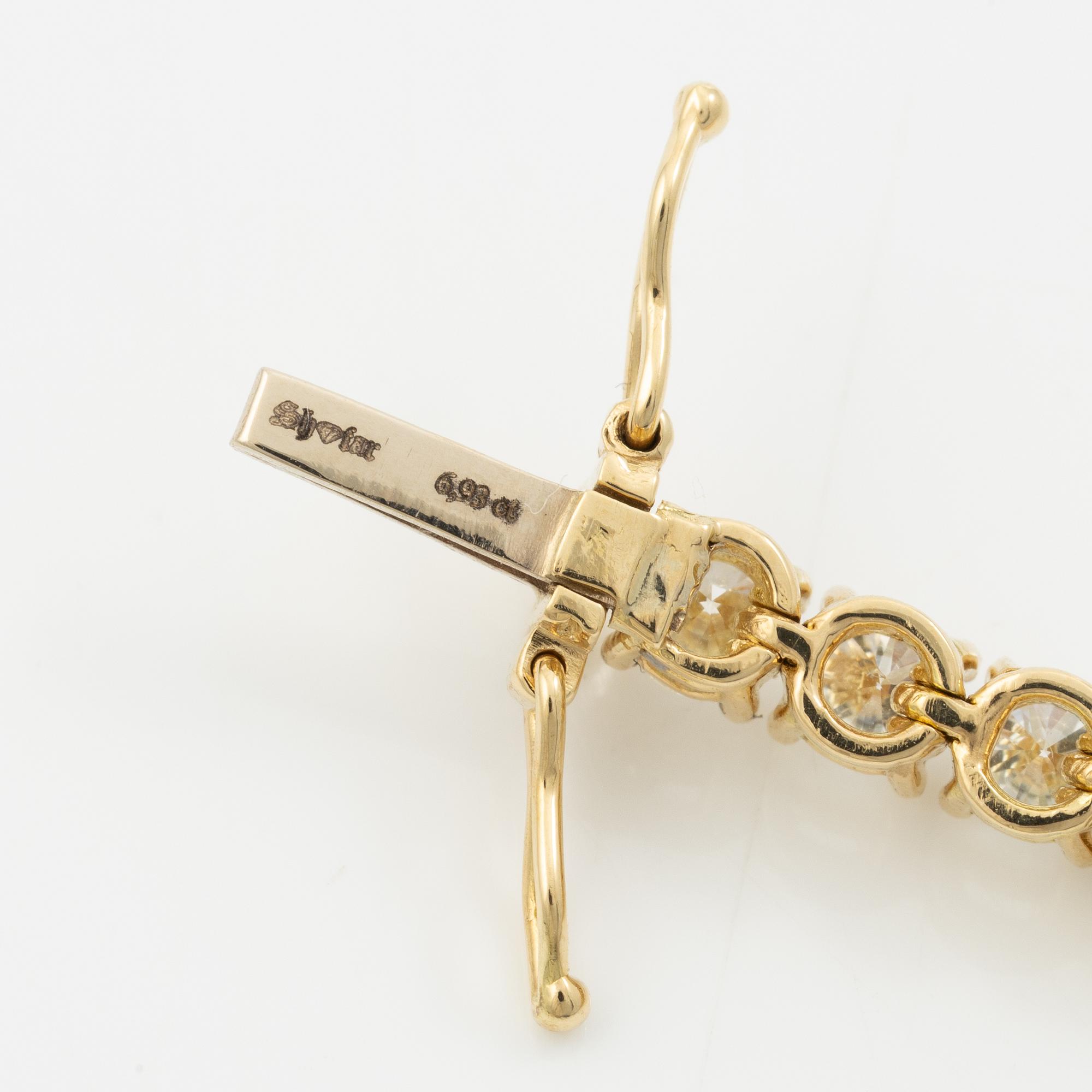 Tennis bracelet in 18K gold with round brilliant-cut diamonds.