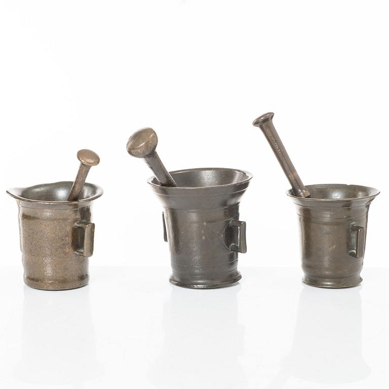 A set of three brass mortars with pestles, later part 18th century / early 19th century.