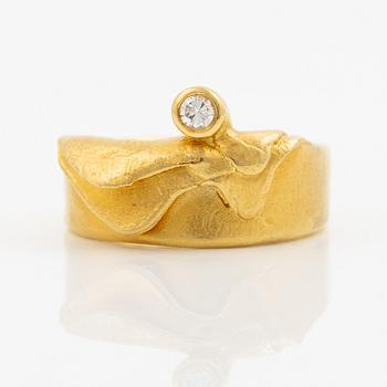 Ring 18K gold set with a round brilliant-cut diamond 0.08 ct according to engraving.