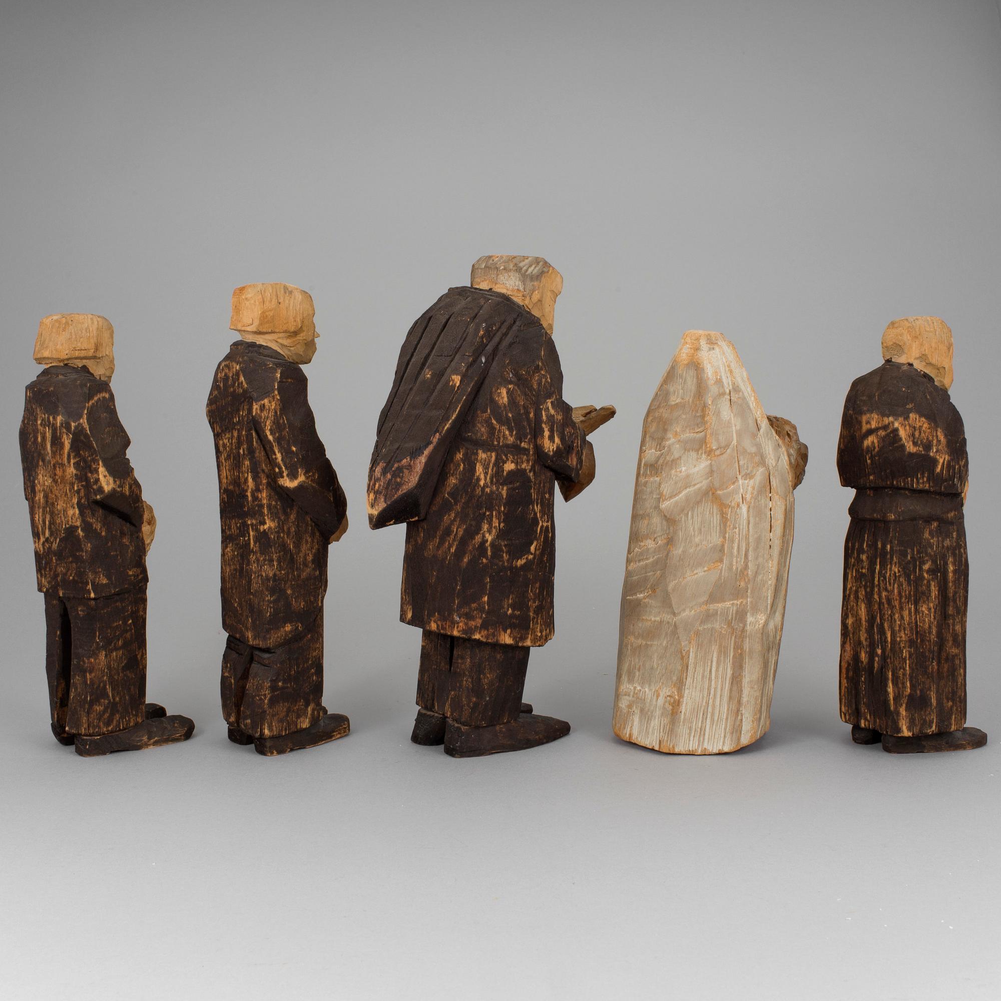 H 23,5 - 27,5 cm. The priest from the "Funeral".