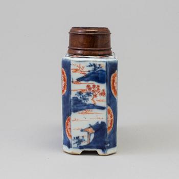 An imari tea caddy, Qing dynasty, 18th century.