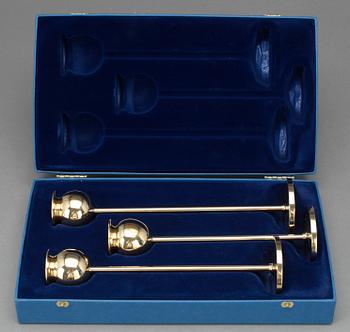 LJUSSTAKAR, 3 st, mässing. Pierre Forsell, Skultuna.