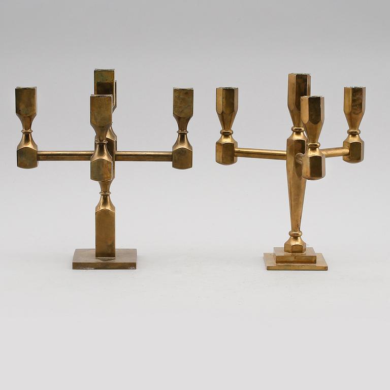 KANDELABRAR, 2 st, mässing, en märkt Metallslöjden Gusum, 1900-talets andra hälft.