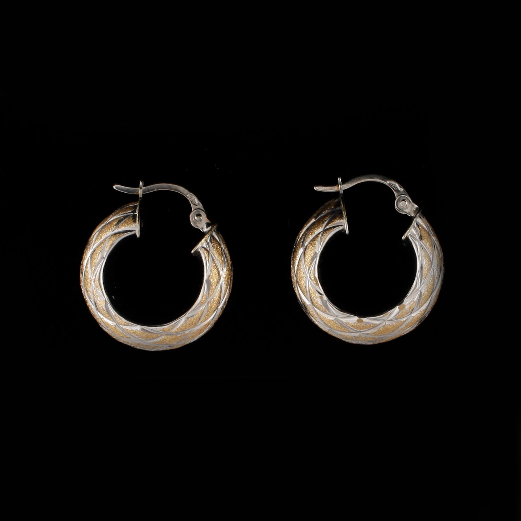ÖRHÄNGEN, 2 par, 18k guld, briljantslipade diamanter på tot ca 0,12 ct. Total vikt ca 5 g.