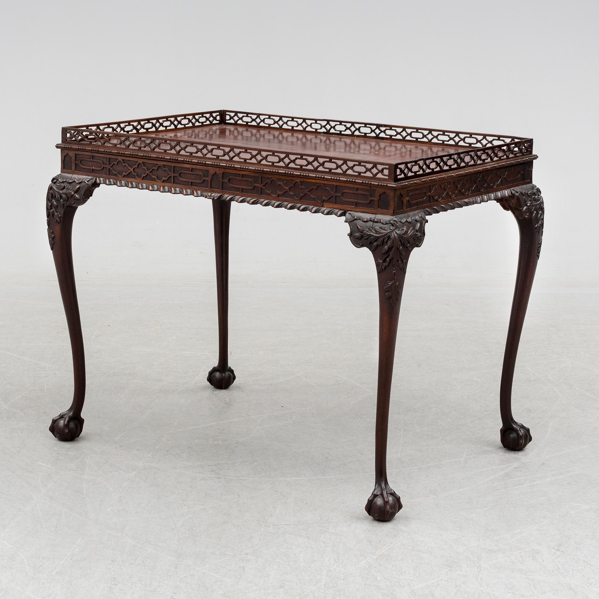 A mahogany table, Chippendale-style, England, 19th century.