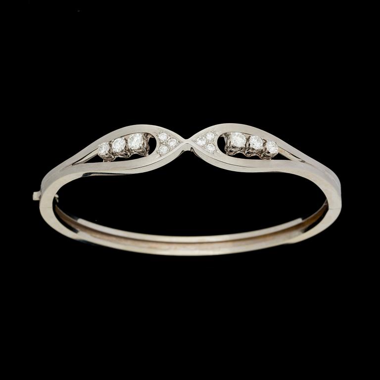 ARMRING, 18 k vitguld med briljantslipade diamanter ca 0,84 ct. Vikt ca 21 g.