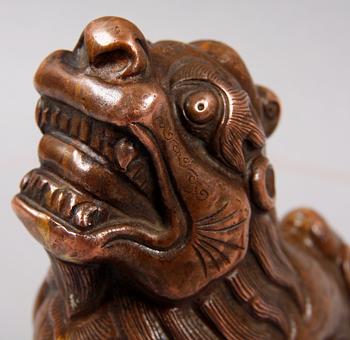 SIGILL SAMT FIGURIN, metall resp sten. Kina.