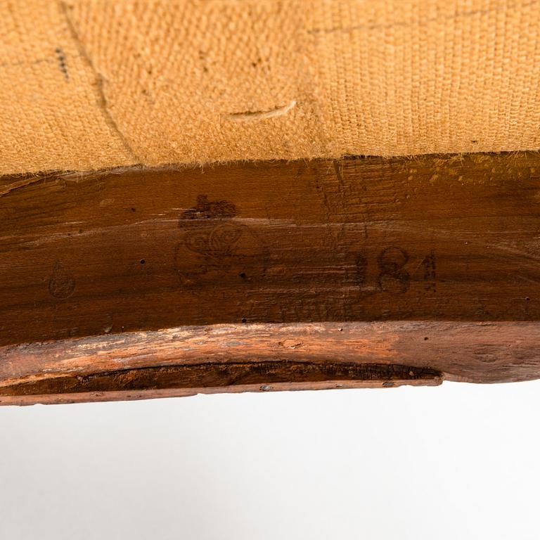 Karmstol, tillhört drottning Viktoria, Solliden, sits med broderi av Gustav V. Sannolikt Italien, 1800-tal.