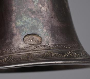 BORDSKLOCKA samt KANNA, silver bla Johan Petter Hedman Norrköping 1831. Totalvikt ca 215 gr.