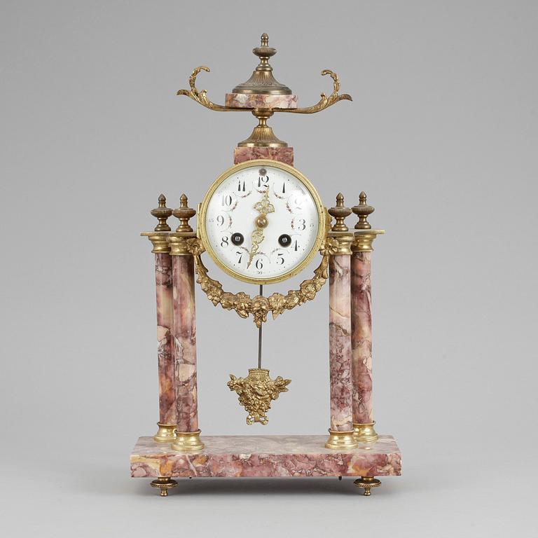 BORDSPENDYL, Louis XVI-stil, 1900-talets första hälft.