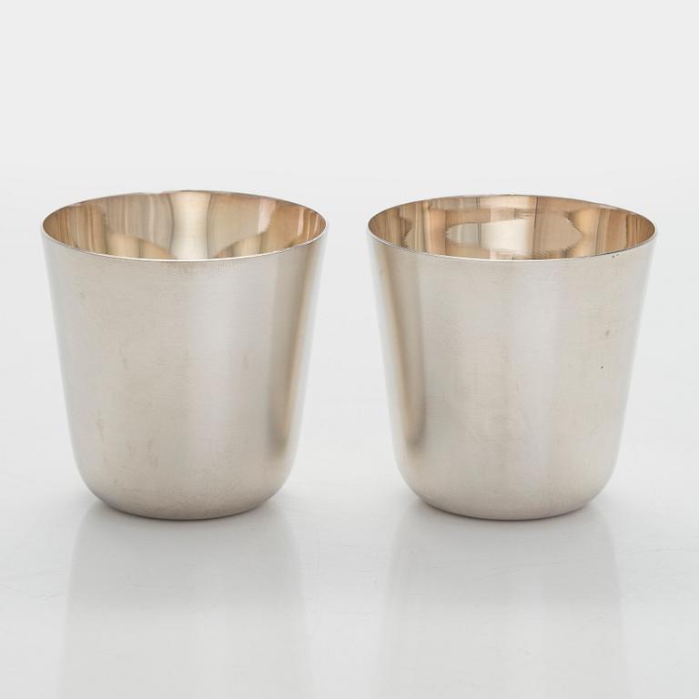 A silver punch bowl with ladle and six beakers, Auran Kultaseppä, Turku 1975-76. In original wooden box.