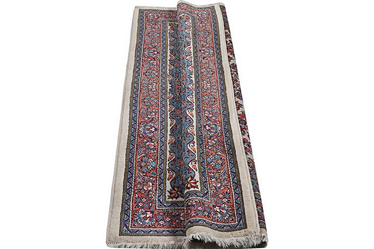 A carpet Sarouk, c. 210 x 137 cm.