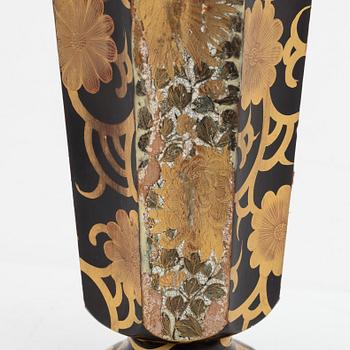 A pair of Japanese lacquered vases, Meiji period (1868-1912).