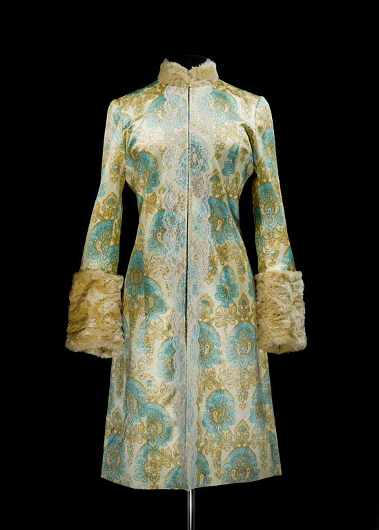 A 21th cent paisley patterned silk gown by Hype.