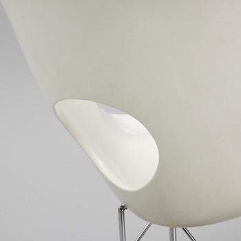 Charles & Ray Eames, liggfåtölj, "La Chaise", Vitra 2003.