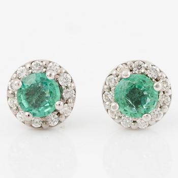 Earrings 14K white gold with emeralds and brilliant-cut diamonds.