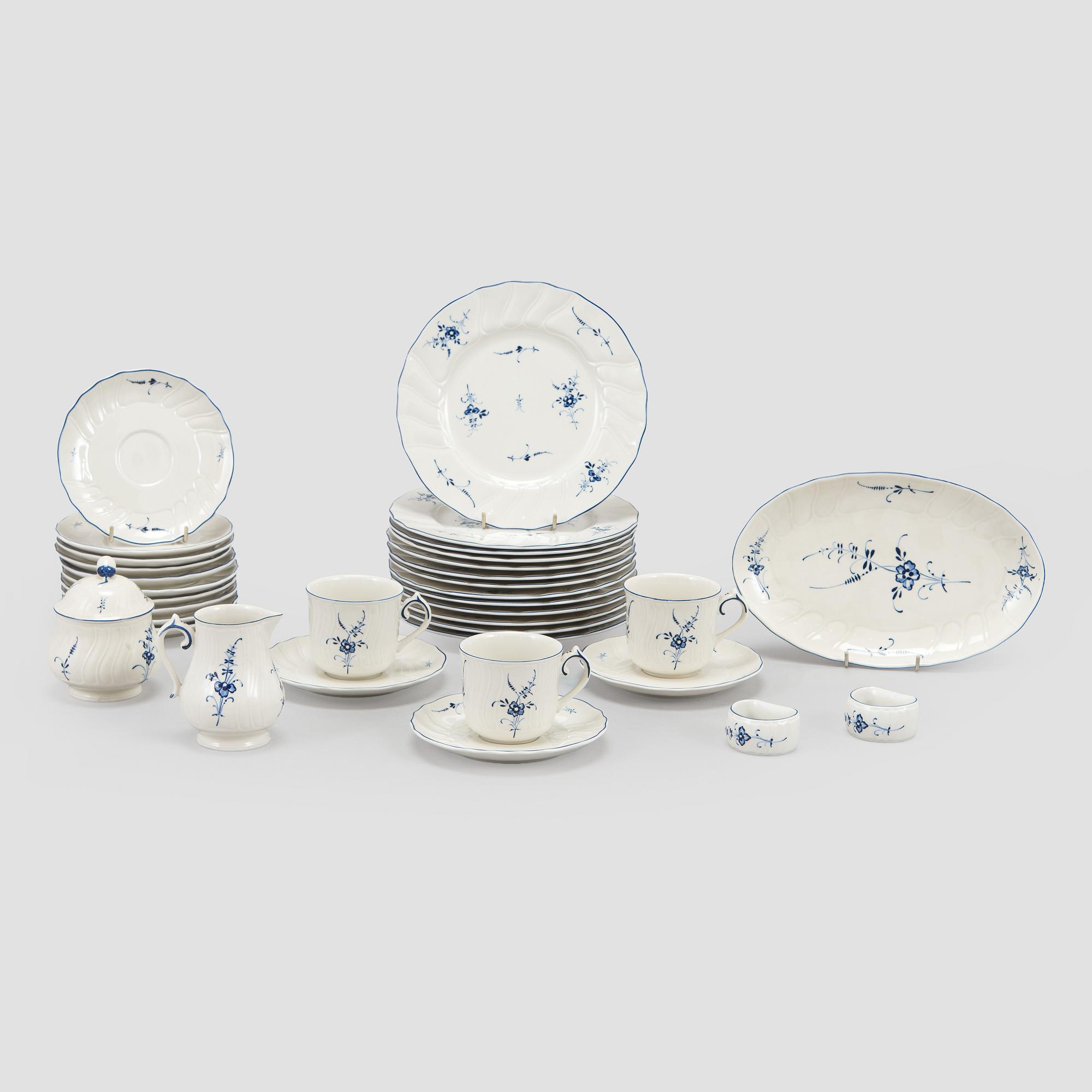 A porcelain service, 31 pieces, "Vieux Luxembourg", Germany, later half of the 20th century.