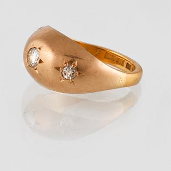 RING, 23K guld med 3 briljantslipade diamanter, otydligt svenska stämplar. Vikt 4,7 gram.