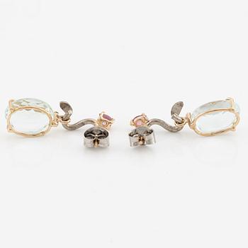 Örhängen med akvamariner och briljantslipade diamanter.