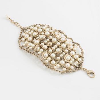 Chanel, A pearl and strass CC bracelet, 2020.