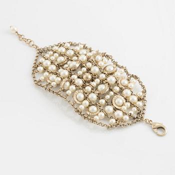 Chanel, A pearl and strass CC bracelet, 2020.