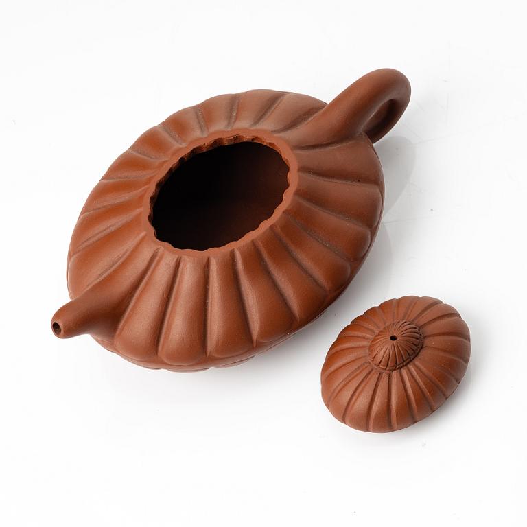 Zhou Guizhen, A Chinese yixing 'chrysanthemum' teapot, 1980/90s.