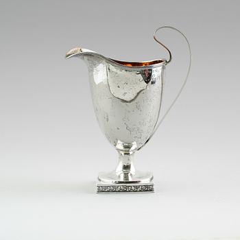 GRÄDDKANNA, silver, otydliga svenska stämplar, 1809. Vikt ca 131 gram.