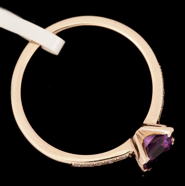 RING, 14k guld, ametist ca 0,54 ct samt diamater tot ca 0,10 ct, vikt ca 2,36 gram.