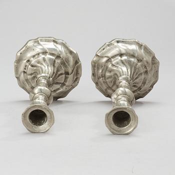 LJUSSTAKAR, ett par, av Johan Anjou (Gävle 1763-1808/10). Rokoko.