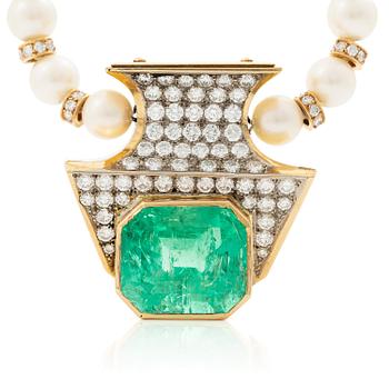 493A. Kristian Nilsson, collier odlade pärlor och 18K guld med fasettslipad smaragd samt rundabriljantslipade diamanter.