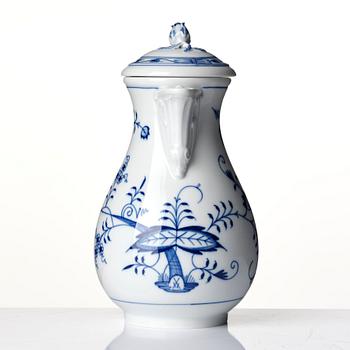 A coffeepot, sugarbowl, creamjug and a strainer, 'Zwiebelmuster', Meissen, Germany.