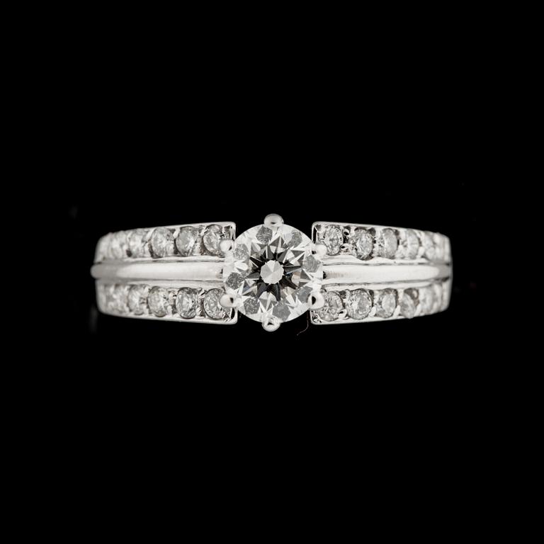 RING, 18 k vitguld med briljantslipad diamant ca 0.60 ct. Totalt ca 1.00 ct. Vikt ca 3 g.